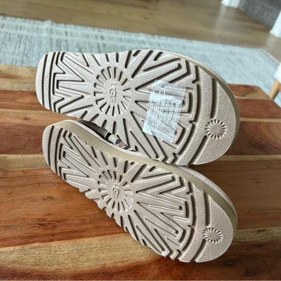 New Ugg Classic Short II Leopard Boots - Picture 4 of 6